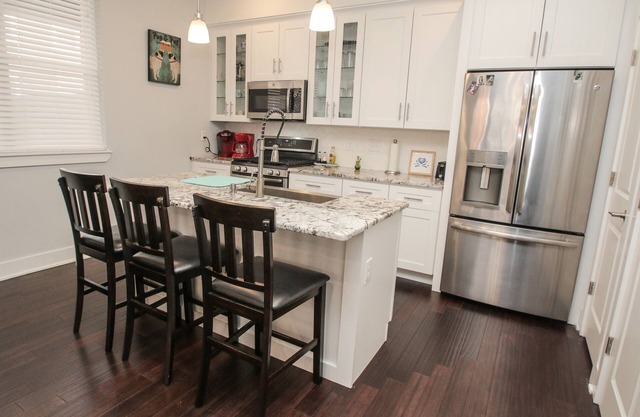 Sensational 3Bed/2Bath w/GATED PARKING! Sleeps 10!