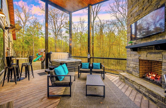 Sep Promo! 2 Kings, Playset, Hot Tub & Games