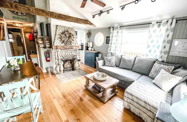 SEPT AVAILABILITY! Fire Pit/Steps to Beach