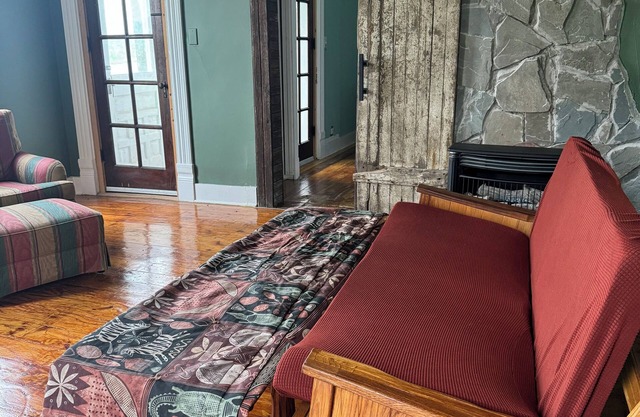 Serene 4-bedroom house with AC in Yellow Springs.