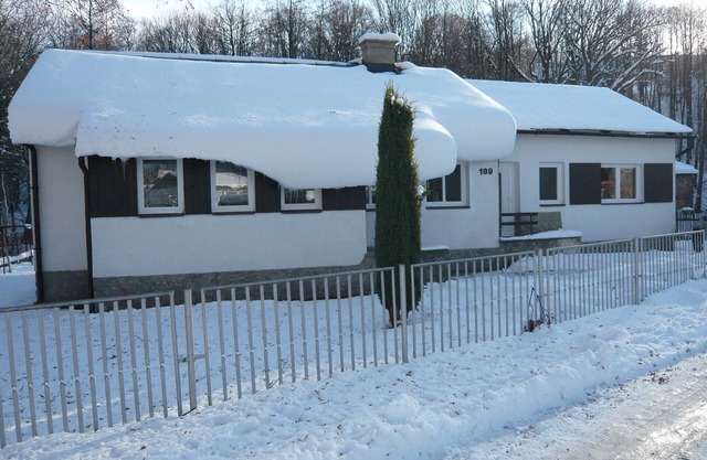 Serene Holiday Home in Mladé Buky with small pool, Trampoline & Skiing Nearby