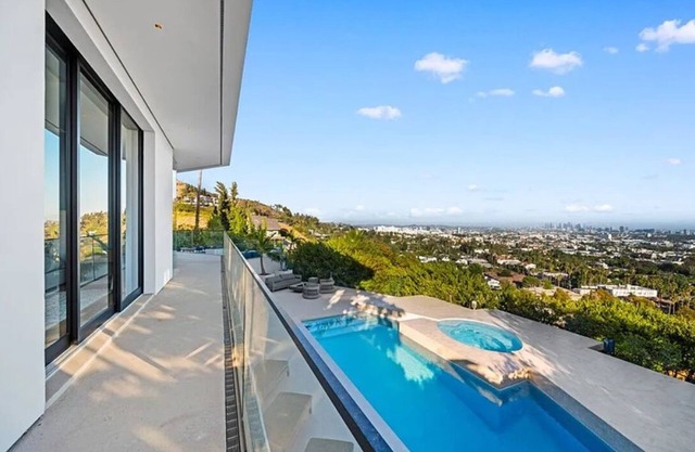Serene Vista Villa In Beverly