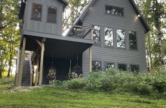 SereniTree Cabin - Modern Rustic Getaway tucked in the trees