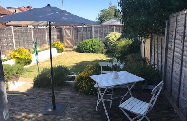 Serviced City Centre garden apartment free off road car port parking & Wi-Fi.