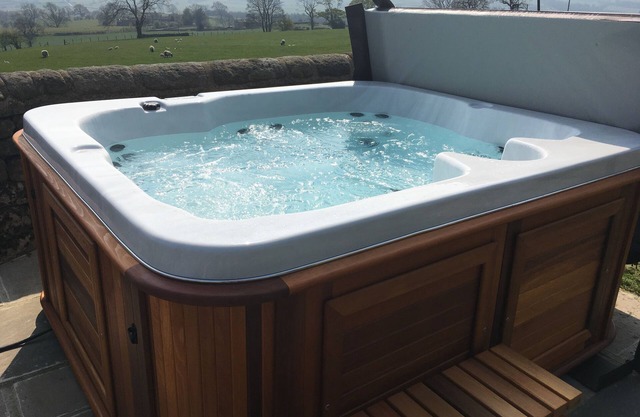 Set on a working Dairy farm stunning views, a hot tub and pet freindly