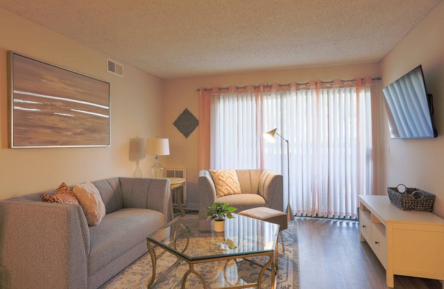 Shabby Chic Oceanside 2 Bedroom with+POOL+24/7GYM+King&2Queen beds