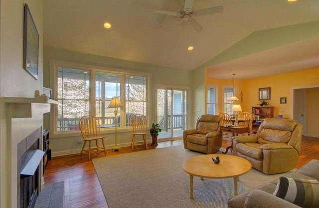 Shea Farm River Valley near Brevard, one level easy access, Garage, Dogs OK, free Biltmore Pass