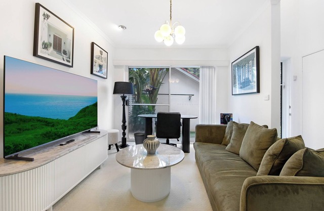 Shearwater Luxury - Luxurious 3BR Korora Retreat with spa bath, Close to Beach