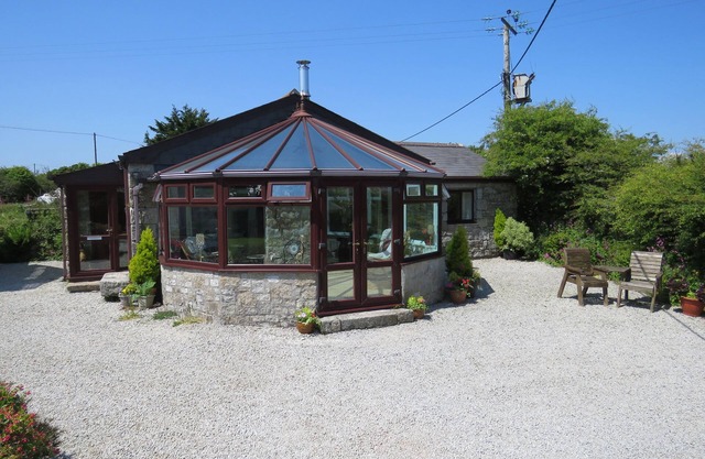 SHEILA'S COTTAGE, pet friendly, with open fire in Penryn
