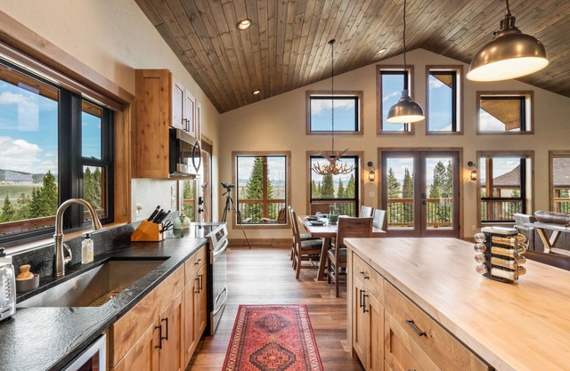 Shelterwood Guest House 6 miles from Yellowstone