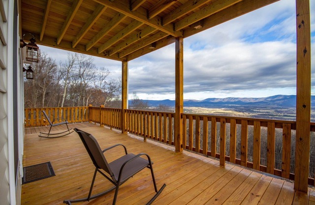Shenandoah Manor - Pet friendly lodge with a hot tub and amazing views!