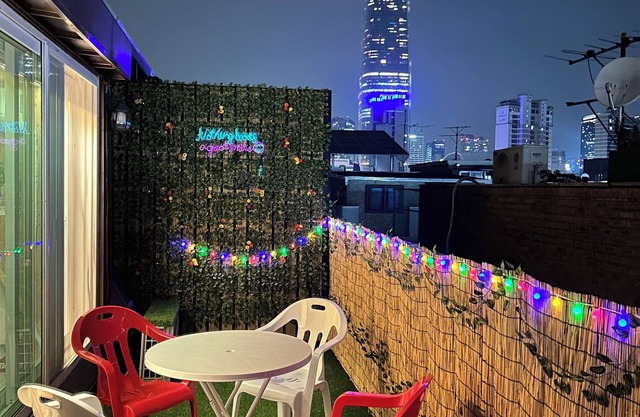 Shiny Picnic: Loft Hideaway with Terrace & Lotte Tower View/5Beds