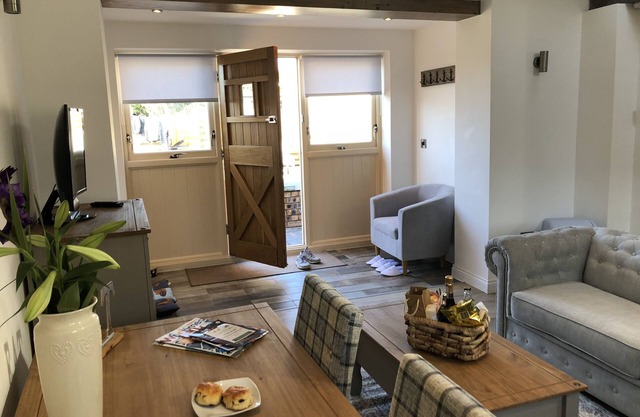 SHIRLEYWICH HOLIDAY BARNS, EQUESTRIAN AND DOG FRIENDLY, SLEEPS 2-4, detached
