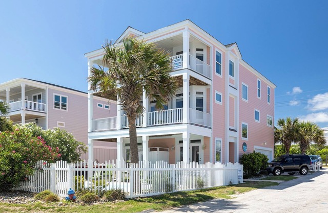 Shore Beats Workin', Almost Oceanfront House in Pine Knoll Shores, NC!
