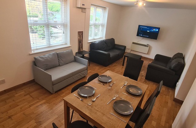 SHOREDITCH CLAPTON MODERN FLAT 3bed 2bath in zone2 with free secure Car Parking