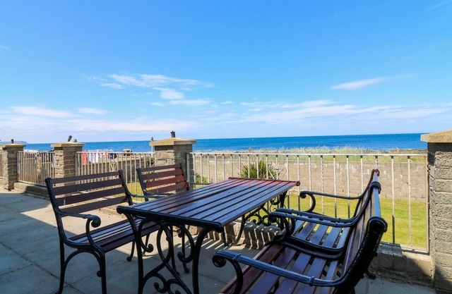 SHORELINE HOUSE, pet friendly, with a garden in Rosehearty