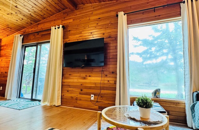 Short Drive to the Beach/Fishing/Treed Yard/Year Round Cottage/Family Kitchen