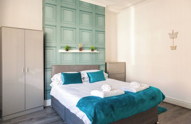 Short stays 20% off Large comfy house with parking