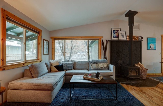 Short Walk to Old Mill, River & Trails!,Outdoor Fire Pit, Quiet Neighborhood, New Furniture & Carpet