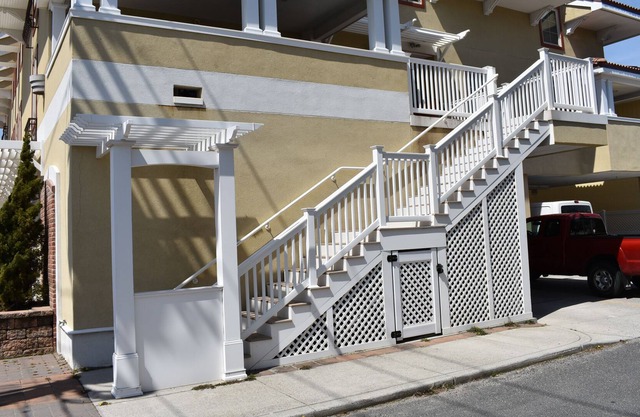 Short walk to the Beach! 4 bedroom, sleeps 9!