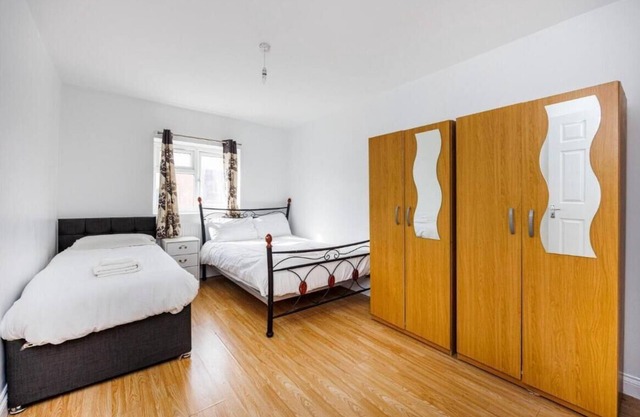 Shortlet Express, Large 4 bed house, 2 baths