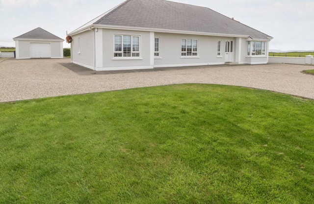 SHRAIGH BEACH, family friendly in Belmullet, County Mayo