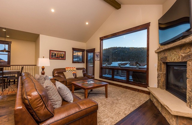 Shuttle Nearby, Minutes Away from Gondola, Shopping, Restaurants, and More!