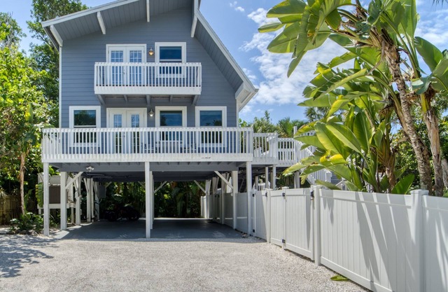 Siesta Key Vacation Property W/Heated Pool and Beach Access