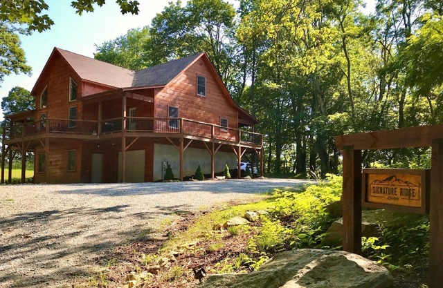 Signature Ridge Lodge - Beautiful cabin between Banner Elk and Valle Crucis Game room downstairs!