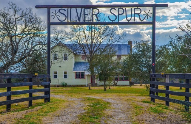 Silverspur at Round Top- Amazing restored 1800's Farmhouse on 40 acres w/a pool!