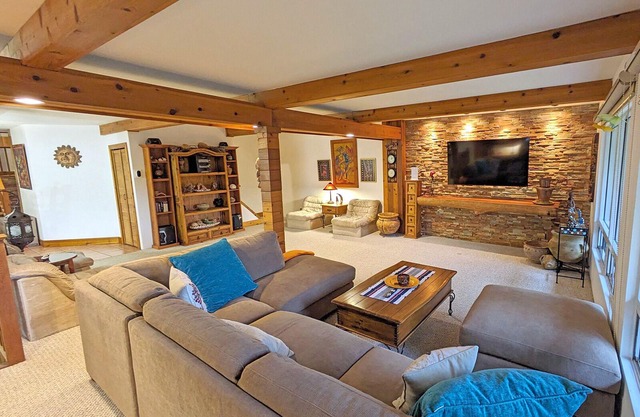 Simcoe County Cottage ★ Woodland Private Retreat ★ Hot Tub ★ Riverfront