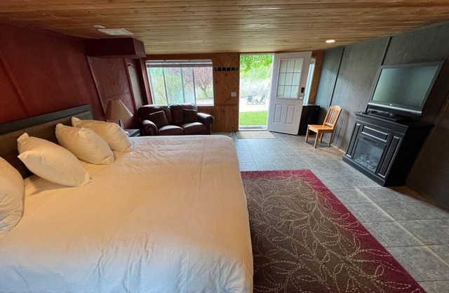 Similkameen Wild 5-BDR Homestead Suite Immersed in Nature and on the River