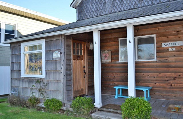 Simply Adorable and close to Beach, Restaurants,Brew Pub, Theater, Shops and all