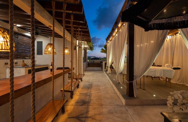 Sinaan Balaam. Luxurious Villa + Rooftop Pool & Bar