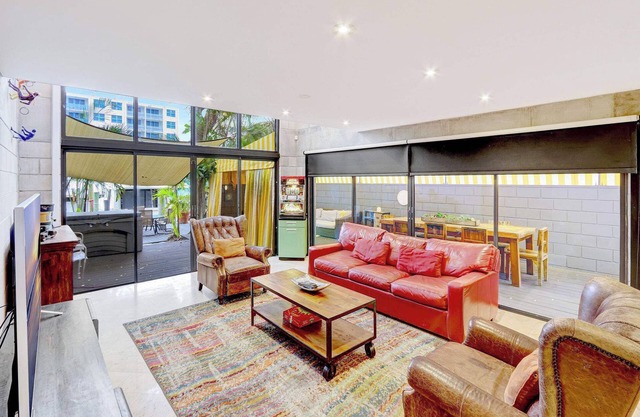 Singer House Waterfront Retreat – 2BR & Jacuzzi