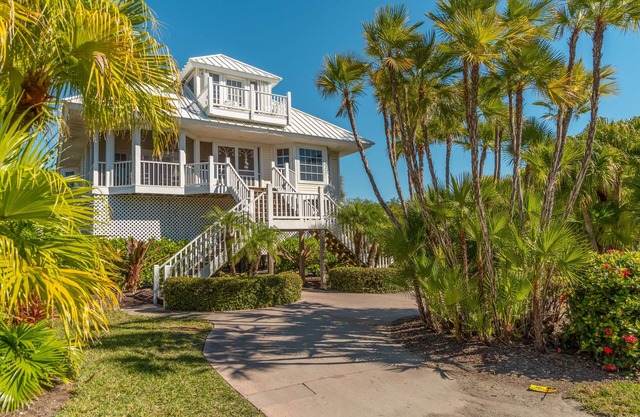 Single family Home bayside with sun decks on both sides of house C82C