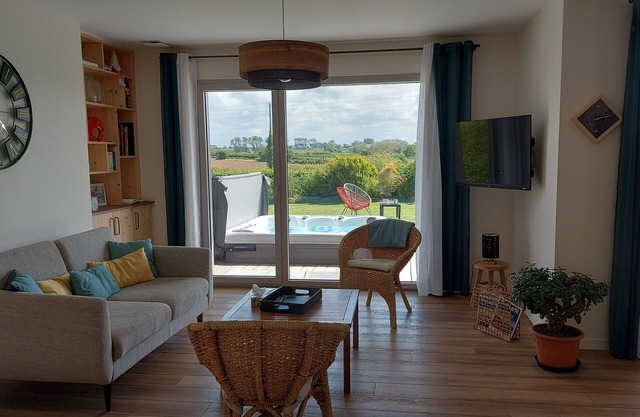 Single storey house with jacuzzi near the beach Wooden frame, 4 stars