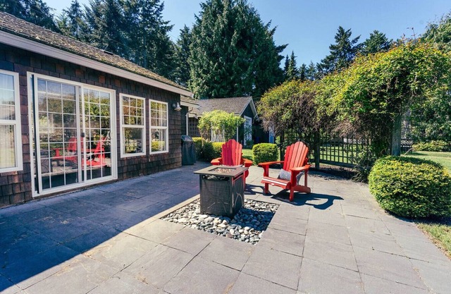 Sit Back & Watch Waves at Rathtrevor Cottage