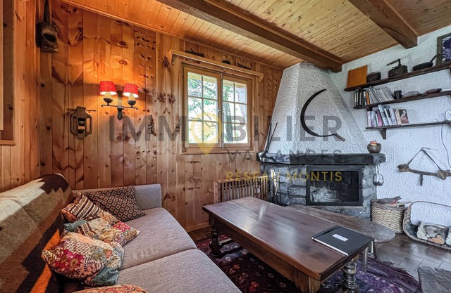 Situé à proximité immédiate des pistes et du funiculaire, chalet authentique et chaleureux avec 3 ch