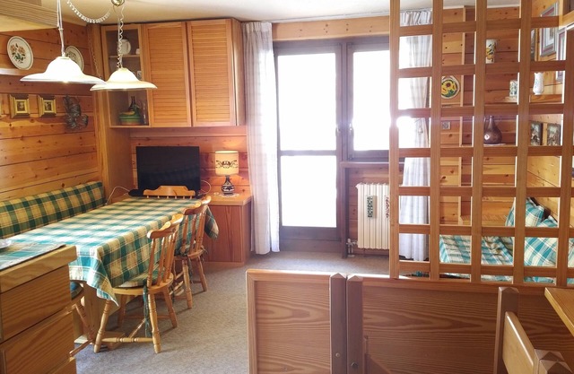 Ski chalet Cervinia MARTINO ski-in-ski-out 8p apartment sunny spacious wifi