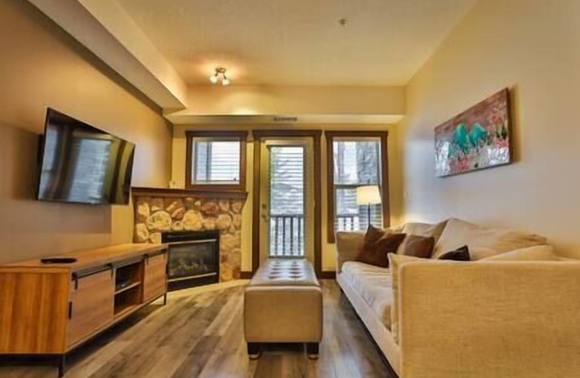 Ski Hill Views/Pool & Hot Tub/Balcony