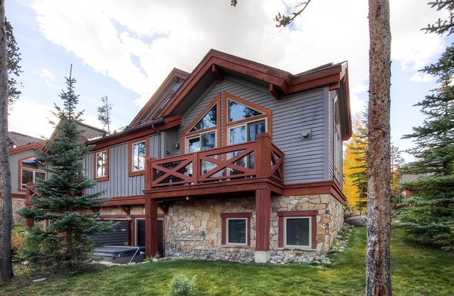 Ski-in 3BR Saddlewood townhome at Snowflake Lift w/hot tub and mtn views
