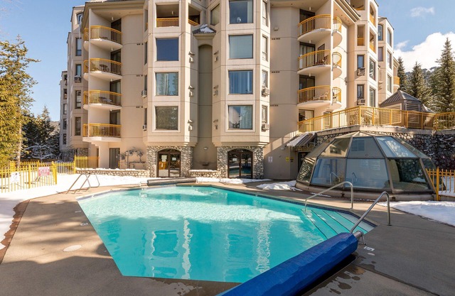 Ski in/Out 2 Bed/2bath w Pool/HotTub & Great Light