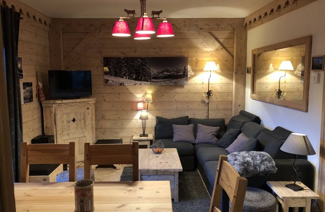 Ski-In/Out, 2 Bedrms, 2 Bathrms, Stunning View, Close T/Shops