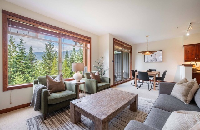 Ski-in/out | Complex Hot Tub | Free parking | TV