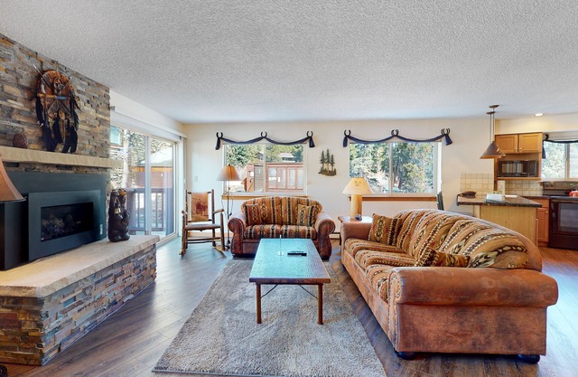 Ski-in/out ground-floor condo with hot tubs, fireplace, gym & views