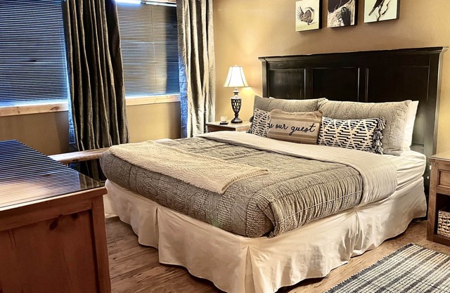 Ski In/Out Luxury in Town, w/Hot Tub, Swimming Pool