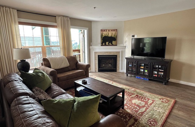 Ski-in/out, pet/kid-friendly, slope side townhouse