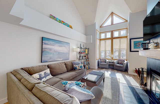 Ski-in/out townhome with deck, grill, fireplace, central AC & washer/dryer