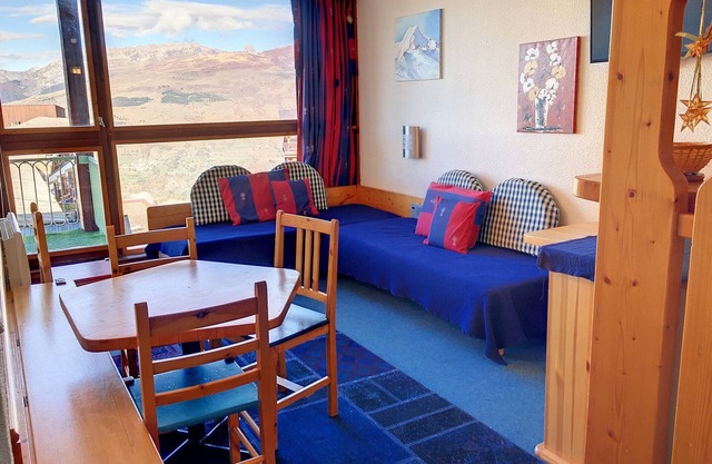 Ski-in/Ski-out Apartment with Balcony and Wifi, Sleeps 5